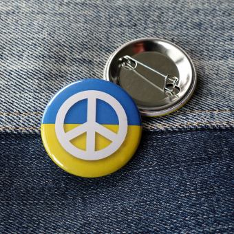 Ansteckbutton Ukraine Peacezeichen auf Jeans mit Rückseite